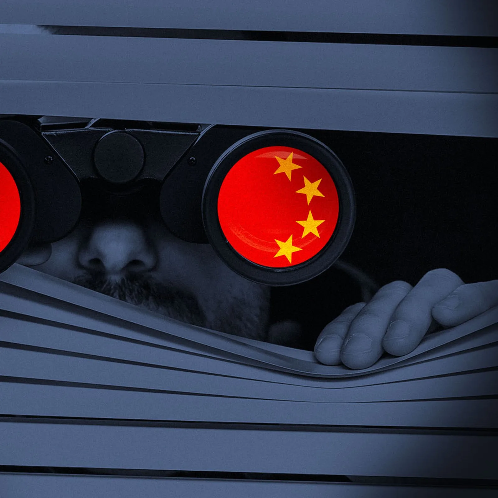 O persoană observând prin binoclu cu steagul Chinei reflectat în lentile.