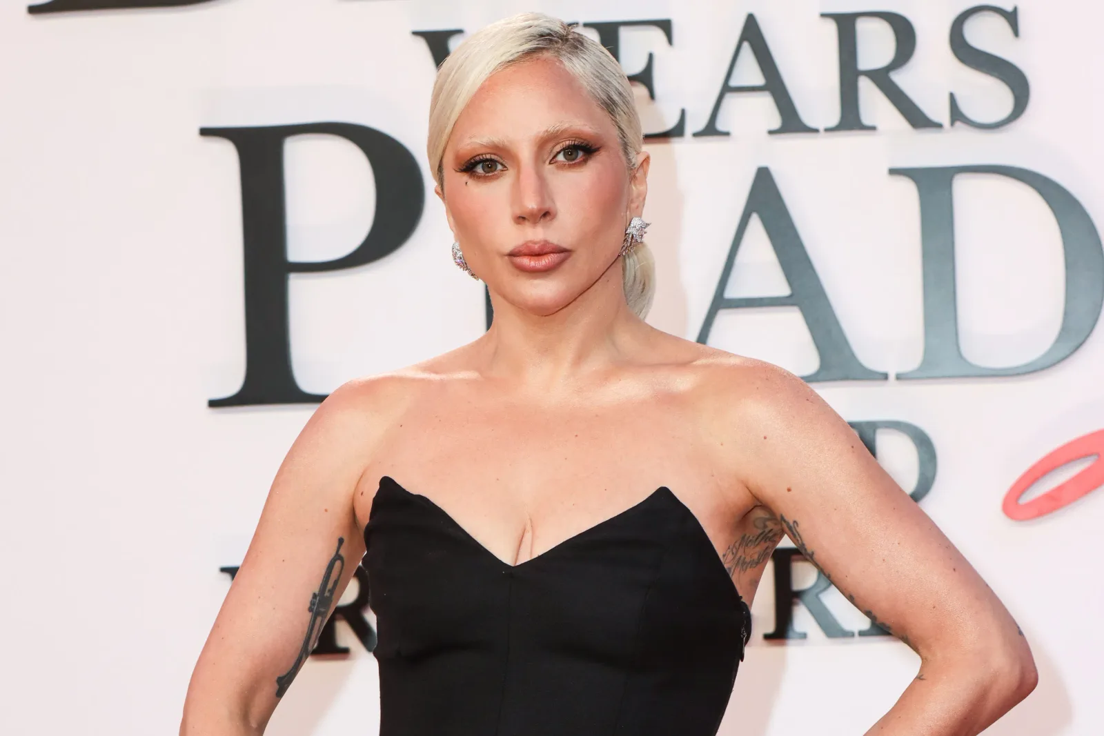 Lady Gaga și Michael Polansky, părinți fericiți, cu bebelușul în brațe.