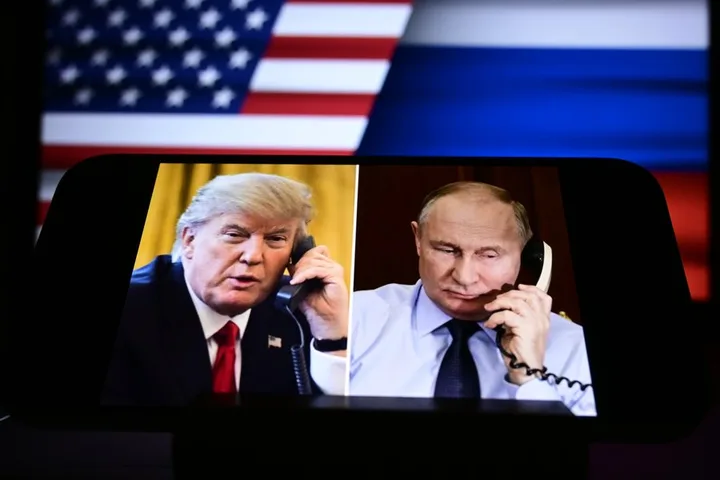 Donald Trump și Vladimir Putin discutând despre sancțiuni și motorină.