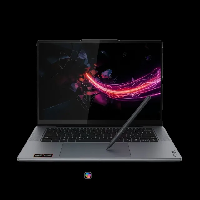 Laptop Lenovo cu design modern și ecran vibrant la MWC 2026.