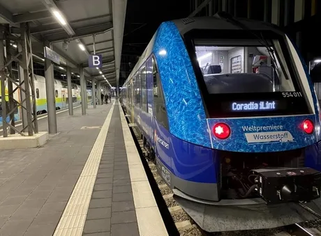 Tren modern pe peron, pregătit pentru călătorii pe rute neelectrificate.