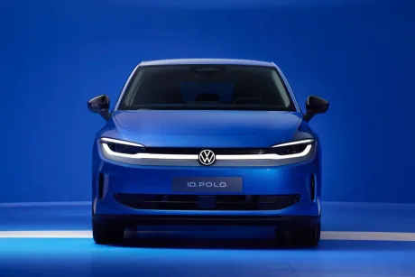 Volkswagen ID. Polo, model electric, pe fundal albastru.