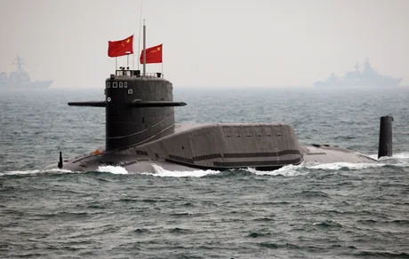 Submarin chinezesc în apă, cu design modern și turn mic de comandă.