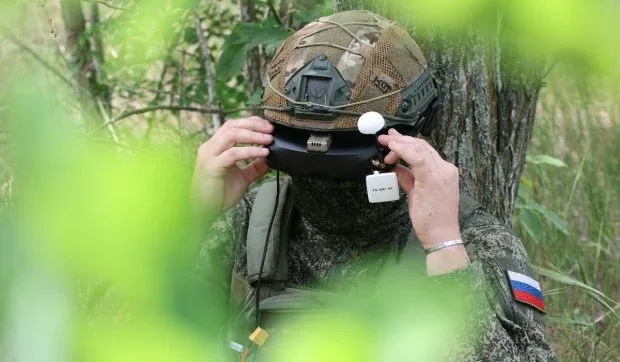 Soldat rus folosind echipament electronic în pădure.