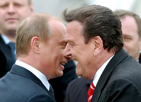 Întâlnire cordială între Vladimir Putin și Gerhard Schröder la Kremlin.