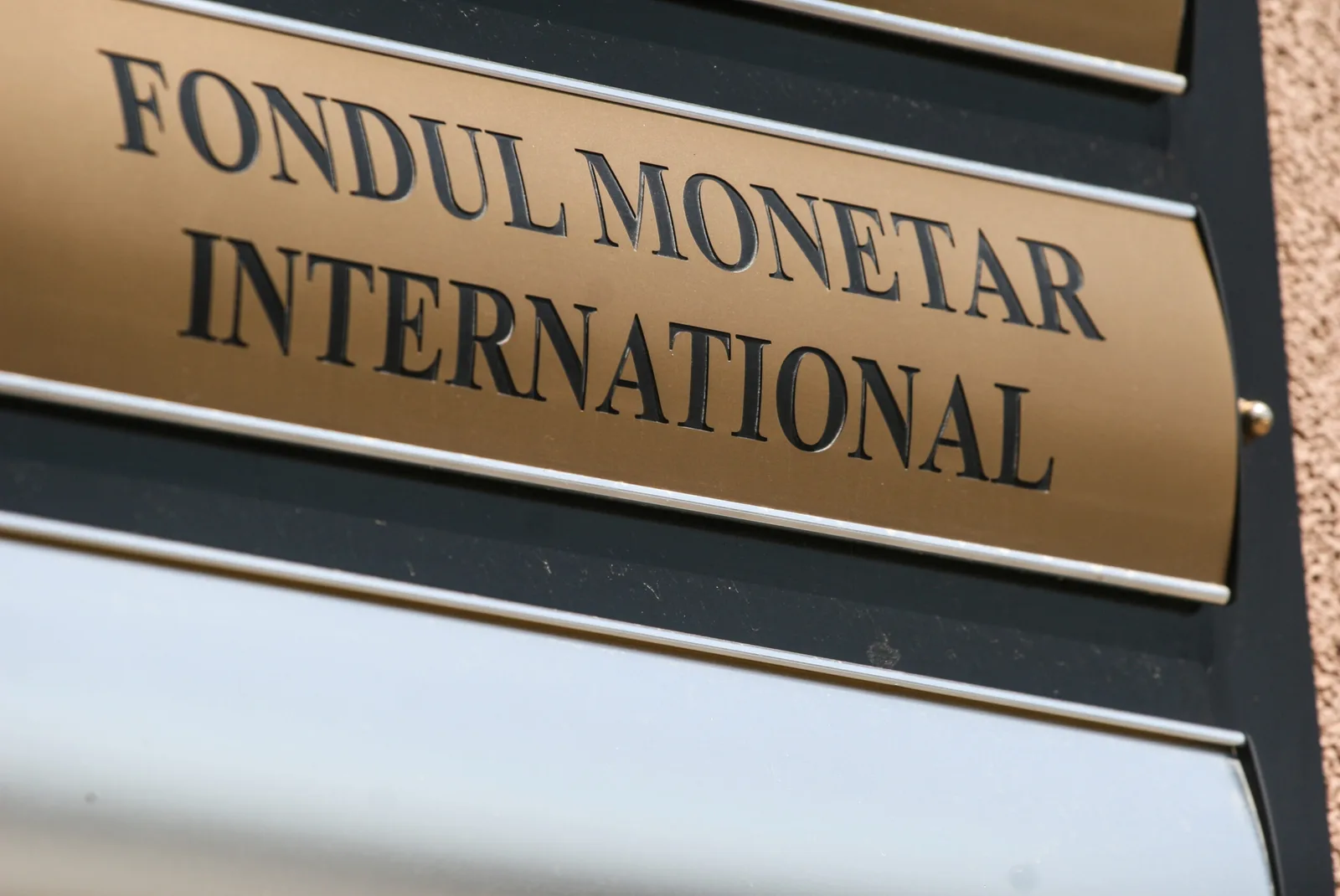 Logo-ul Fondului Monetar Internațional pe un panou informativ.