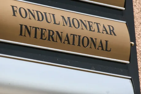 Logo-ul Fondului Monetar Internațional pe un panou informativ.