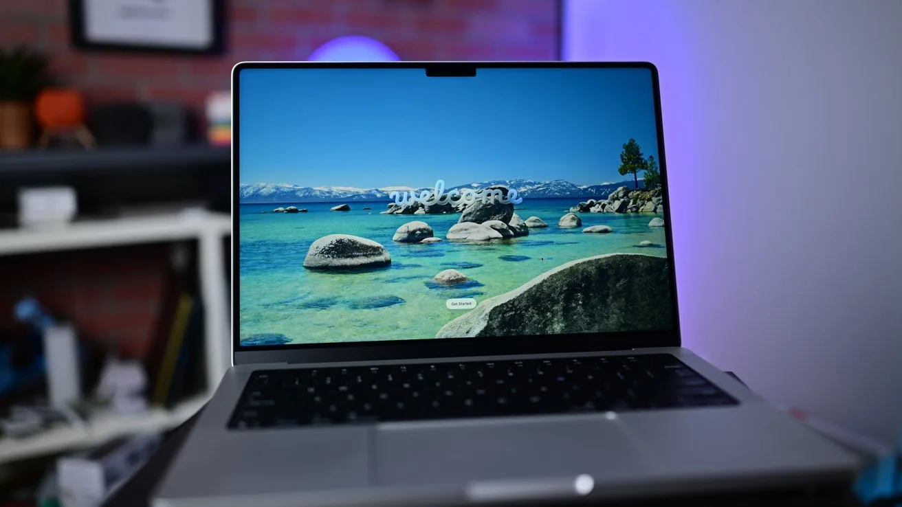 Laptop cu ecran OLED, pe fundal de peisaj natural, pregătit pentru utilizare.
