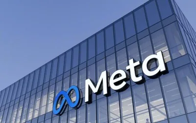 Logo-ul Meta pe o clădire modernă, simbolizând inovația în tehnologie.