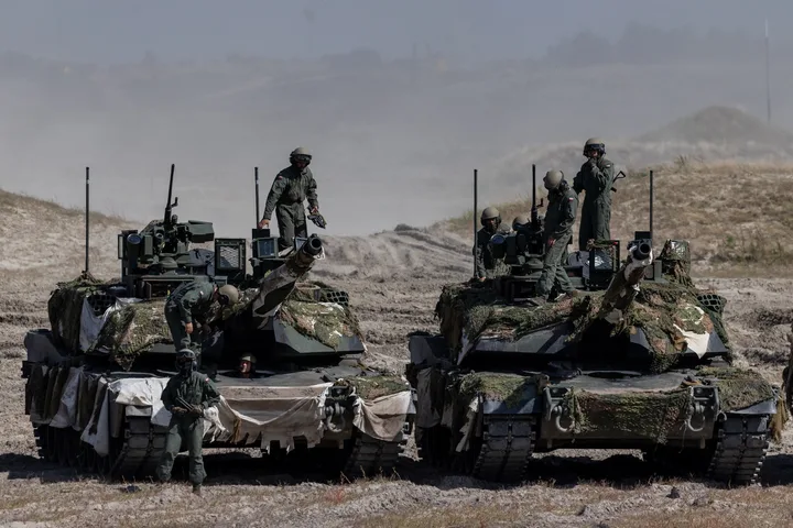 Tancuri militare în exerciții, soldați pregătiți pentru misiuni.