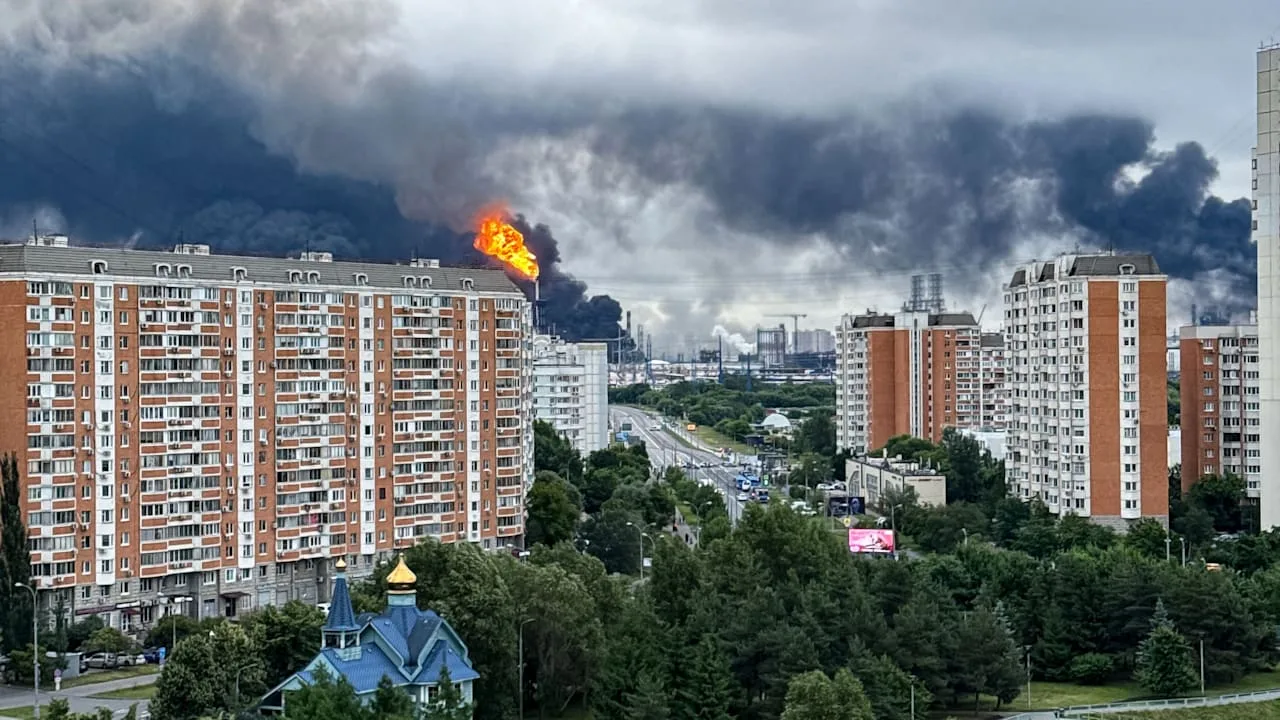 Foc și fum deasupra unei rafinării din Moscova, în urma atacurilor cu drone.