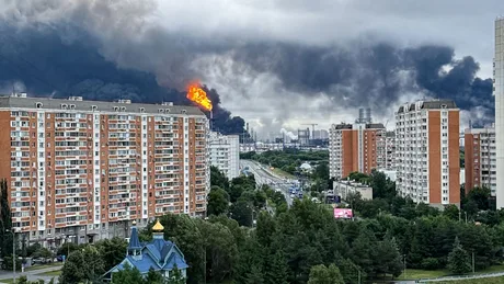 Foc și fum deasupra unei rafinării din Moscova, în urma atacurilor cu drone.