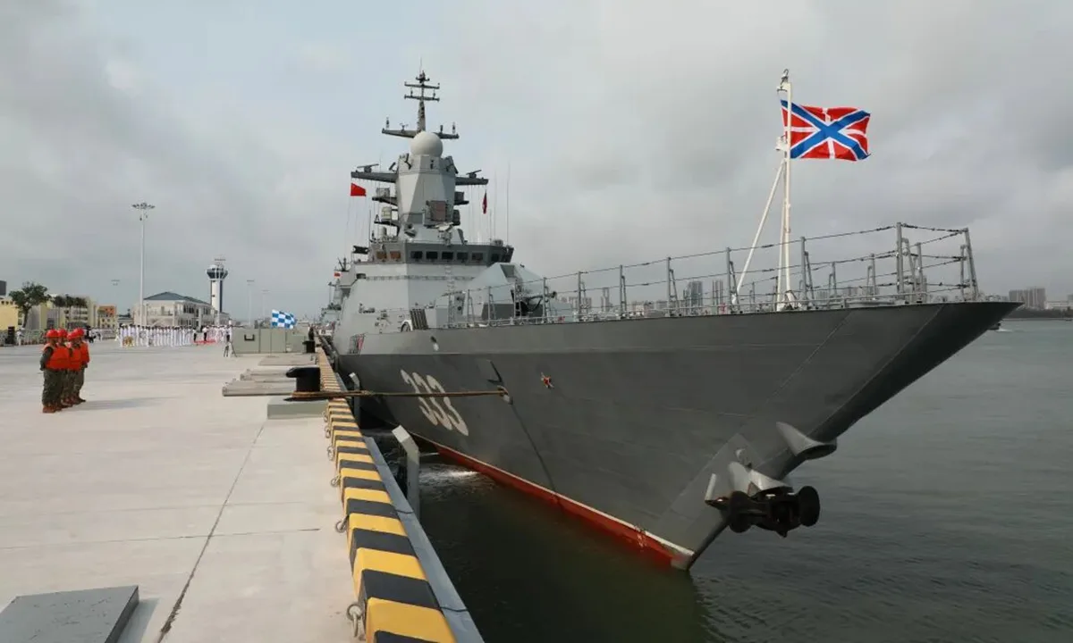 Nava militară rusă acostat în portul Zhanjiang, China, în timpul vizitei oficiale.