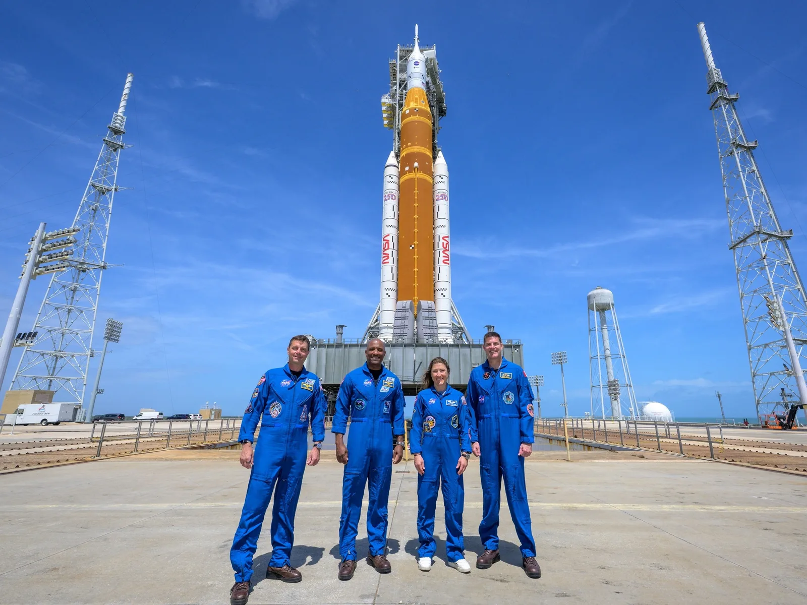 Cei patru astronauți pregătiți pentru misiunea Artemis 2 la rampa de lansare.