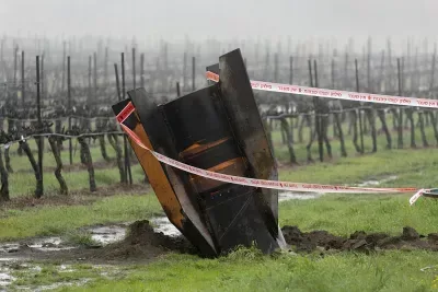 O rachetă avariată într-un câmp, cu bandă de securitate în jur.