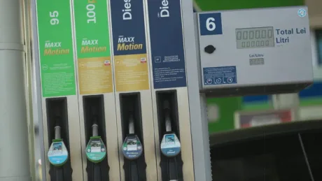 Pompe de benzină și motorină la o stație de alimentare.