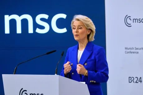 Ursula von der Leyen vorbește la o conferință de presă.