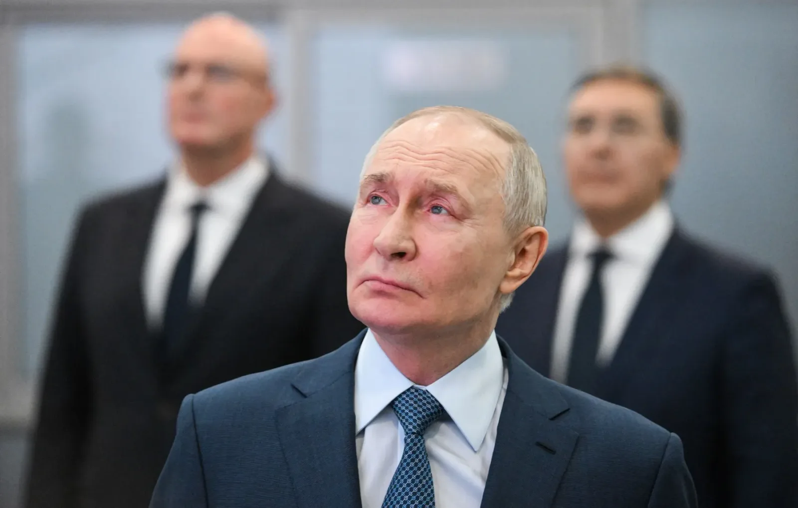 Vladimir Putin în timpul unei întâlniri oficiale, cu expresie serioasă.