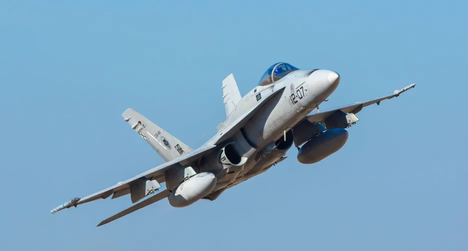 Avion F-18 în zbor, pregătit pentru misiune de apărare aeriană.