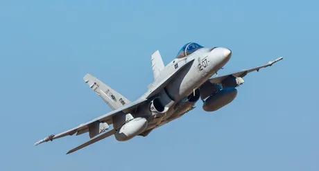 Avion F-18 în zbor, pregătit pentru misiune de apărare aeriană.