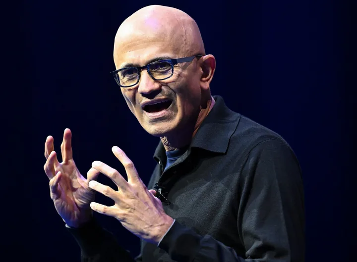 Satya Nadella discută despre costurile ascunse ale inteligenței artificiale.