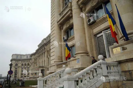 Clădirea Curții Constituționale cu steaguri românești la intrare.