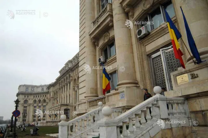 Clădirea Curții Constituționale cu steaguri românești la intrare.
