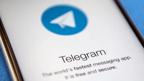 Aplicația Telegram pe un telefon mobil, simbolizând comunicarea digitală.