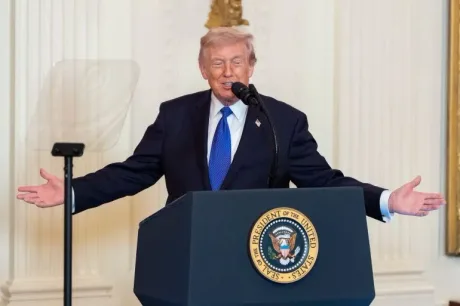 Donald Trump vorbește despre acordul cu Iranul la microfon.