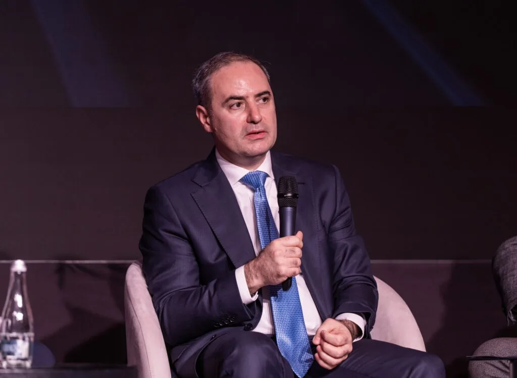 Ministrul Finanțelor discutând despre programul AgriConnect pentru fermieri.