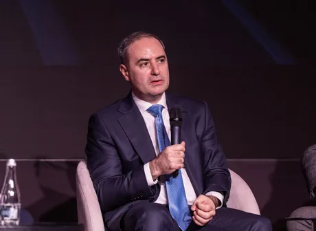 Ministrul Finanțelor discutând despre programul AgriConnect pentru fermieri.