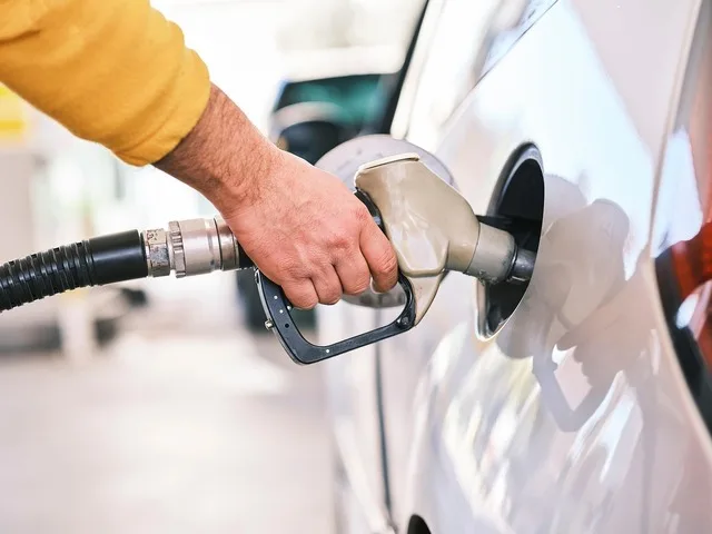 Creșterea prețurilor la carburanți afectează costurile de transport în România.