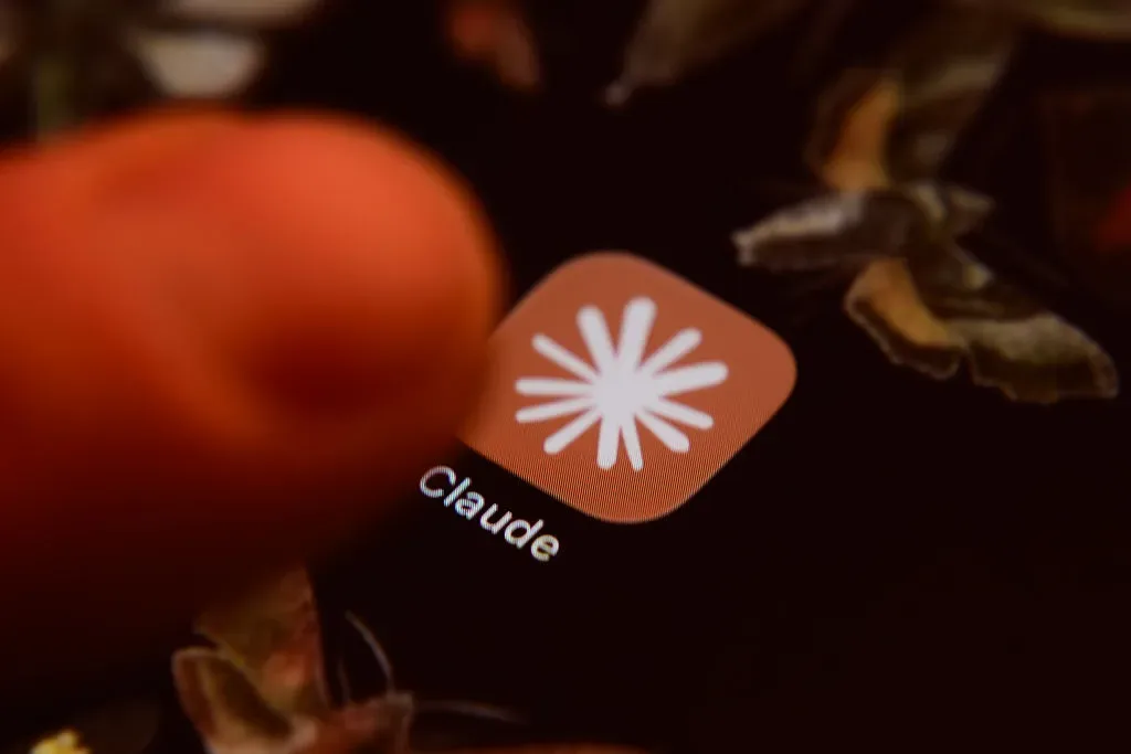 Logo-ul Claude Sonnet 5 pe un ecran de telefon mobil.