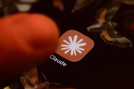 Logo-ul Claude Sonnet 5 pe un ecran de telefon mobil.