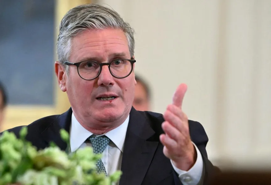 Keir Starmer discutând despre viitorul Partidului Laburist în contextul presiunilor interne.