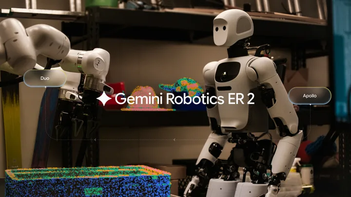 Roboți colaborând într-un mediu de lucru avansat, cu tehnologie de orchestrare.