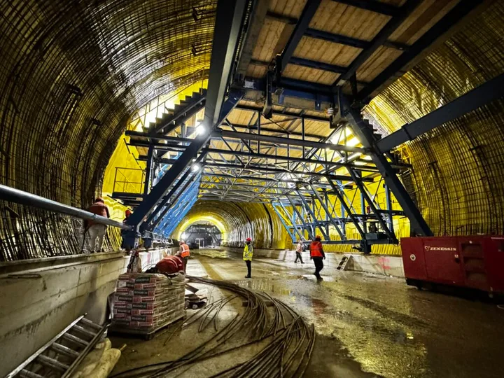 Lucrări avansate la tunelul Margina-Holdea, cu muncitori și utilaje pe șantier.
