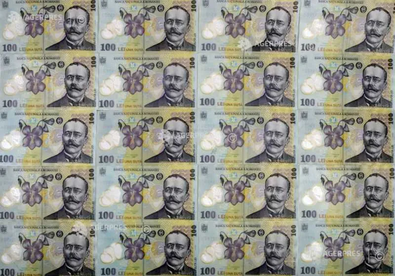 Bancnote românești de 100 lei aranjate pe o suprafață plană.