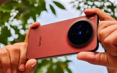 Un smartphone cu un design modern și cameră circulară pe spate.