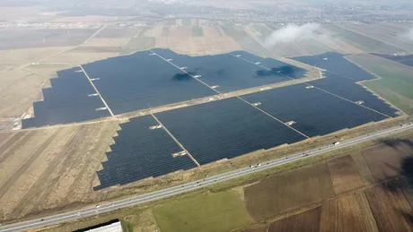 Parc fotovoltaic extins cu panouri solare în județul Brașov.