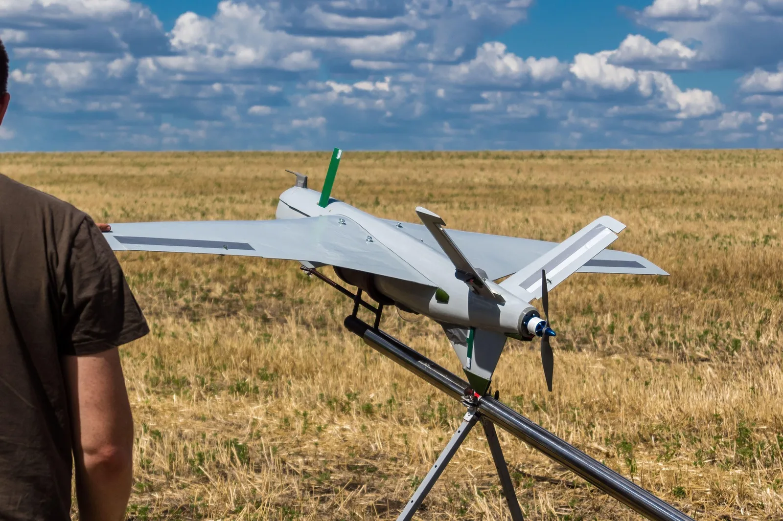 Drone pe câmp, pregătite pentru zbor în context militar.