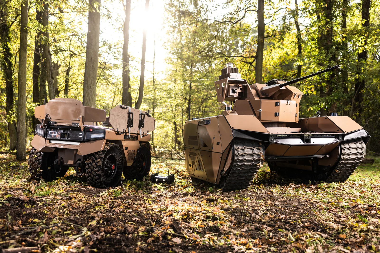 Vehicule de luptă autonome în pădure, expuse la soare.