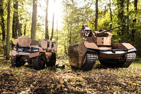 Vehicule de luptă autonome în pădure, expuse la soare.