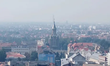 Fum dens acoperă orașul Timișoara, provocând îngrijorare în rândul locuitorilor.