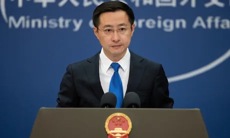 Reprezentant chinez discutând despre cooperarea cu Marea Britanie.