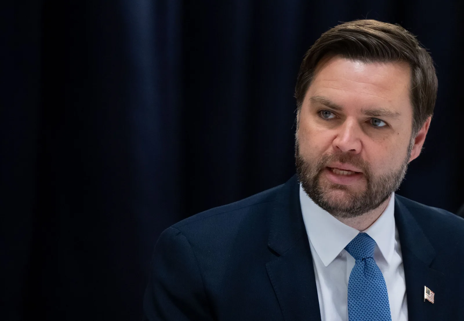 Oficial american discutând despre negocierile cu Iranul în contextul tensiunilor globale.