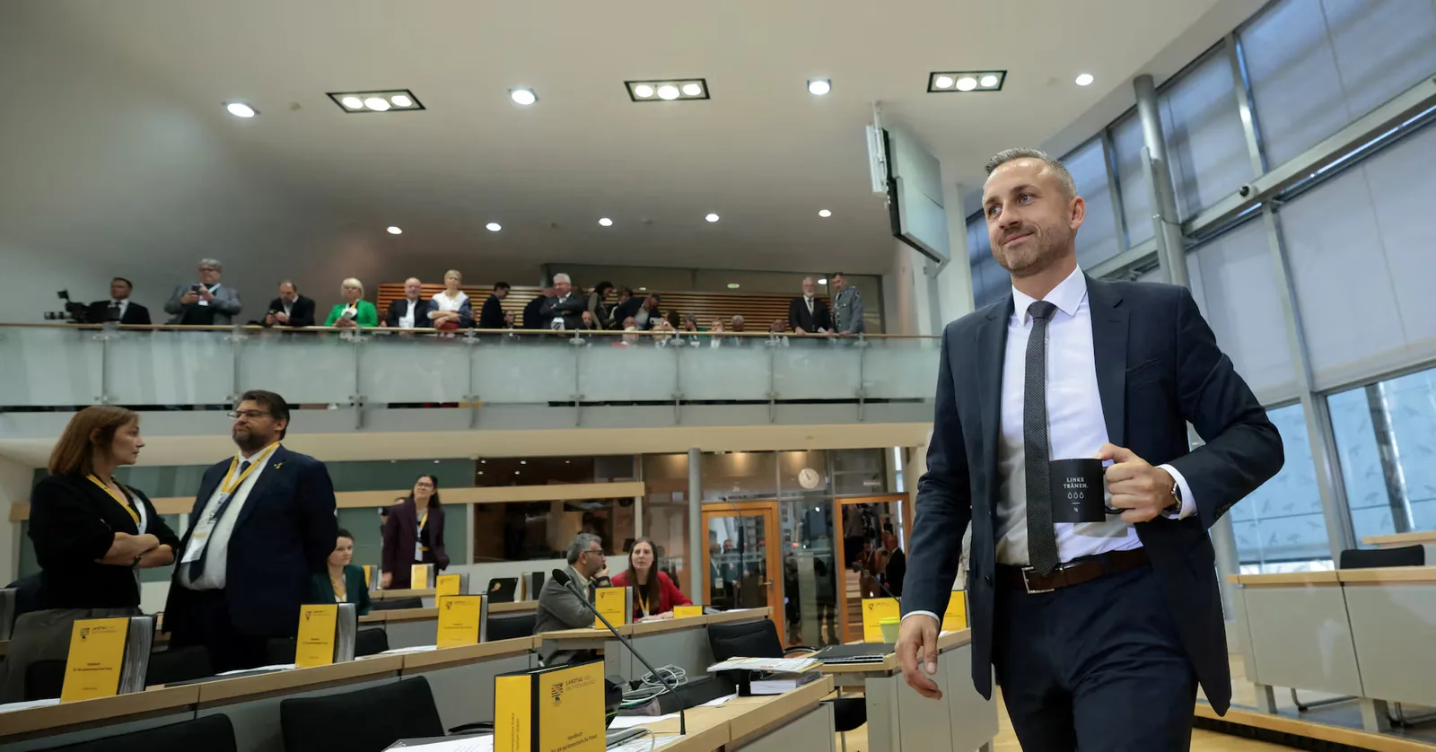 Tobias Rausch intră în sala parlamentului regional din Saxonia-Anhalt.