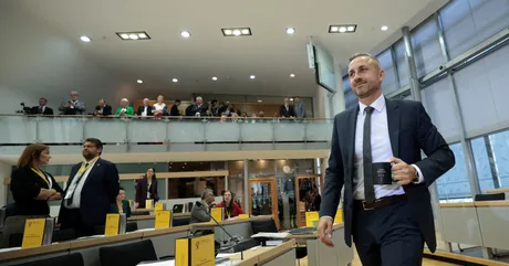 Tobias Rausch intră în sala parlamentului regional din Saxonia-Anhalt.
