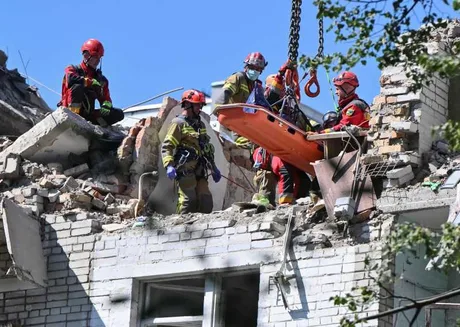 Intervenție de salvare în urma unui atac cu rachete în Ucraina.