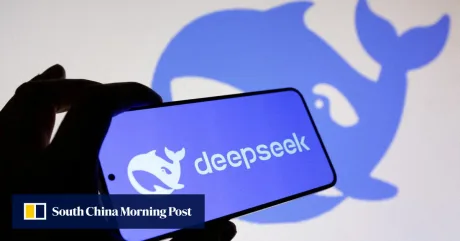 Logo-ul DeepSeek pe un ecran, simbolizând inovația în inteligența artificială.